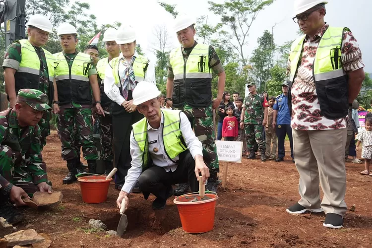Wabup Jaro Ade melakukan peletakab batu pertama pembangunan perumahan bagi MBR. IST