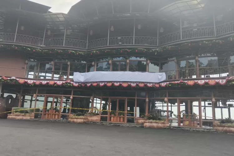 Petugas Damkar Kabupaten Bogor membesihkan jalan di komplek Perumahan Vila Nusa Indah Desa Bojong Kulur, Kecamatan Gunung Putri, yang tertutup material banjir. 