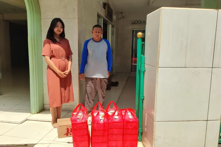 BRI TB Simatupang saat memberikan nasi kota ke Masjid.  (DOKUMEN BRI TB SIMATUPANG)