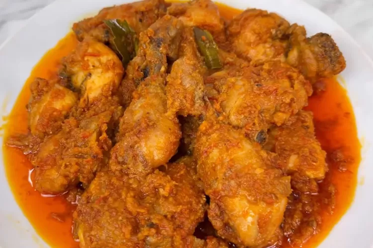 Ayam bumbu rujak untuk jadi menu sahur sederhana (Tangkapan layar Youtube Ika Mardatillah)