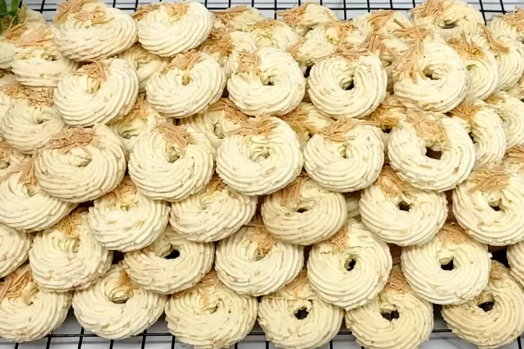 Kue sagu keju untuk sajian Lebaran (Tangkapan layar Youtube CR COOK)