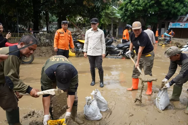 Wamendagri Bima Arya melihat langsung mitigasi bencana di Perumahan Vila Nusa Indah 2 Desa Bojong Kulur, Kecamatan Bekasi.