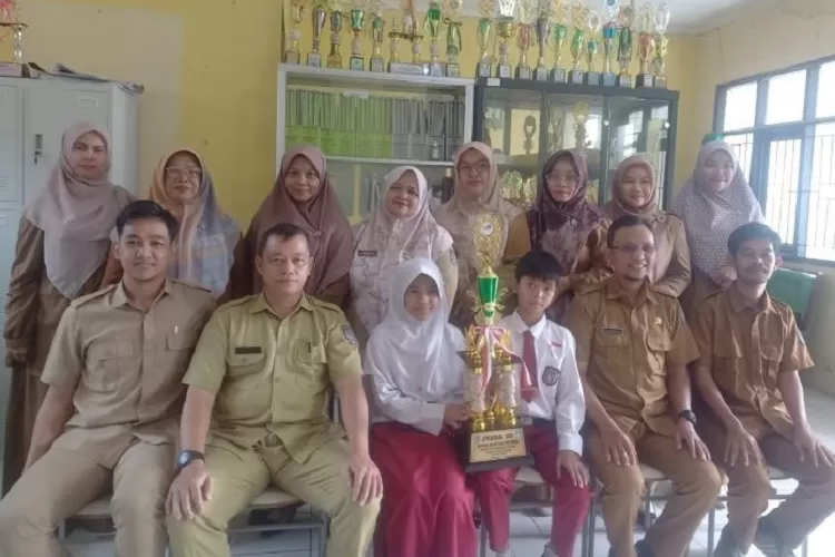 Foto bersama Azka Faeza Asfar bersama para warga SDN Sawangan 2, usai berhasil memboyong piala Duta Quran. (DOKUMENTASI SEKOLAH)