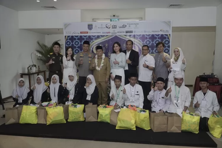Ikatan Jurnalis Televisi Indonesia (IJTI) Korda Depok memboyong 100 anak yatim dan duafa untuk main bersama di mal dan berbuka puasa di hotel berbintang, Senin (10/3). Turut dihadiri Walikota Depok, Supian Suri. (JUNIOR/RADAR DEPOK)