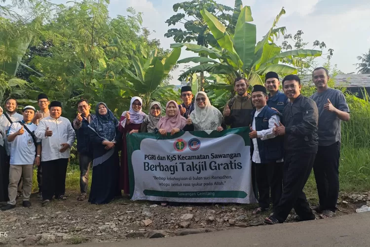 Foto bersama usai melakukan kegiatan pembagian takjil di Jalan pemuda, Kelurahan Sawangan Baru, Kecamatan Sawangan (ANDIKA EKA/RADAR DEPOK)