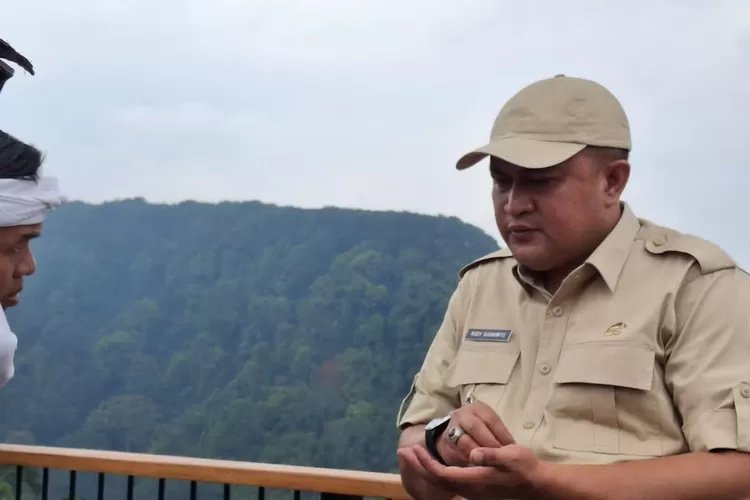 Bupati Bogor Rudy Susmanto saat berdiskusi dengan Gubernur Jabar Dedi Mulyadi terkait persoalan yang terjadi di Puncak.