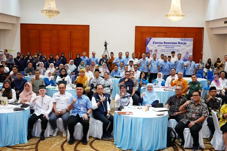 Seluruh jajaran OPD dan stakeholder saat foto bersama dalam Renja Disdik Kota Depok (ANDIKA EKA MAULANA/RADAR DEPOK)
