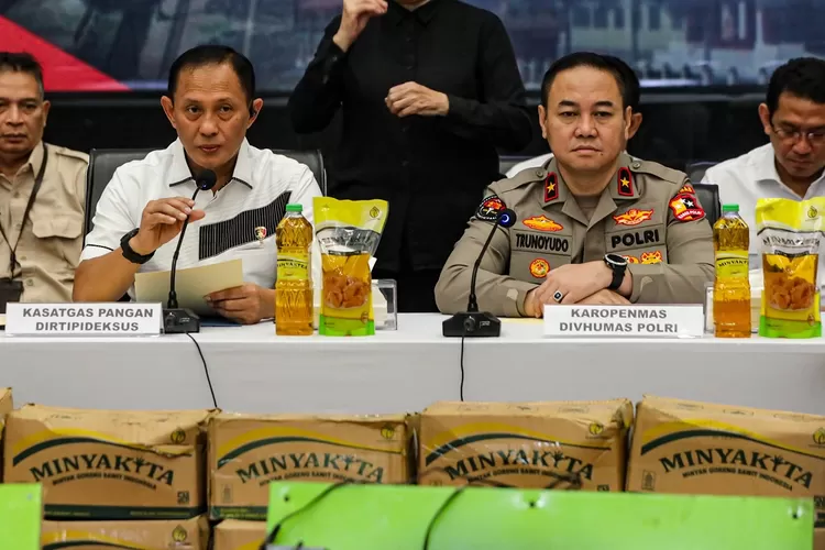 Kasatgas Pangan Dirtipideksus Polri Brigjen Pol Helfi Assegaf (kiri) didampingi Karo Penmas Divisi Humas Polri Brigjen Pol Trunoyudo Wisnu Andiko (kanan) menyampaikan keterangan pers terkait produk minyak goreng Minyakita isi tidak sesuai kemasan di Lobby Bareskrim Polri, Jakarta, Selasa (11/3/2025). Bareskrim Polri melalui Satgas Pangan mengungkap kasus minyak goreng Minyakita yang takarannya tidak sesuai dengan label yang ada pada kemasan dengan menyita barang bukti 450 dus kemasan pouch, 180  (SALMAN TOYIBI/JAWA POS)