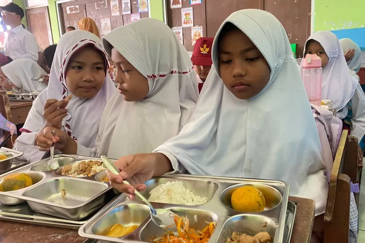 Murid SD di Kabupaten Bogor menyantap makanan program MBG.