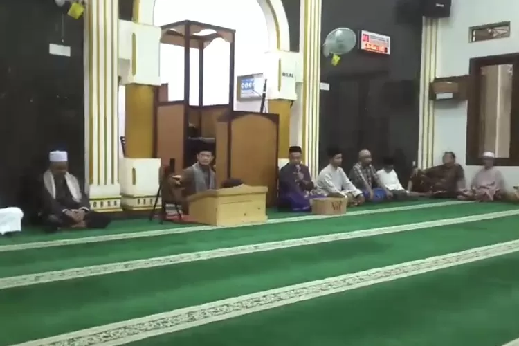 Kegiatan ifthor Jama&rsquo;i di Masjid Jami Baiturrahman RW3 Kelurahan Pondok Petir, Kecamatan Bojongsari, Selasa (10/3). (RISKY DWI LESTARI/RADAR DEPOK)