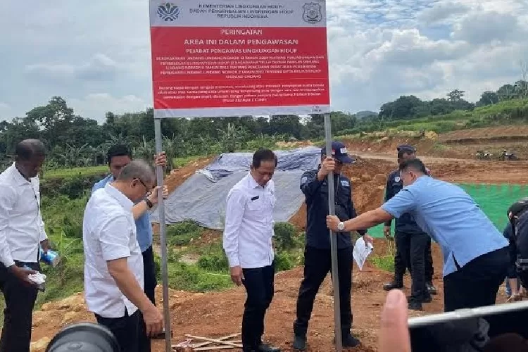 Menko Bidang Pangan Zulkifli Hasan dan Menteri Lingkungan Hidup Hanif Faisol Nurofiq, memasang segel di sejumlah proyek pembangunan di Gunung Geulis Bogor pada Kamis, 13 Maret 2025.