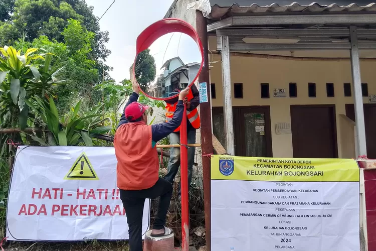 Kasi Ekbang Kelurahan Bojongsari, Boby Khaerudin dalam memonitoring pemasangan kaca cembung di Jalan Pusara, RT2 RW5 Kelurahan/Kecamatan Bojongsari, (7/23) Siang.  (RISKY DWI LESTARI/RADAR DEPOK)