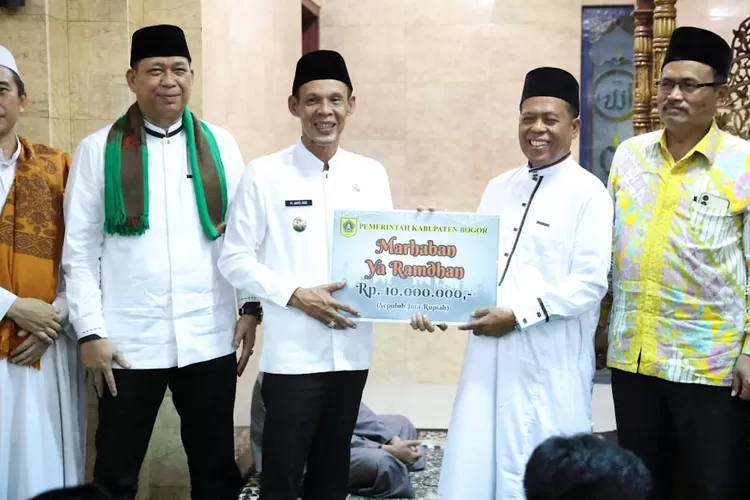 Ditemani dua anggota DPRD Kabupaten Bogor, Wabup Jaro Ade menyerahkan bantuan keagamaan Rp10 juta pada DKM Masjid Ar Rozaq di Kecamatan Cileungsi.