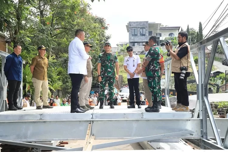 Bupati Bogor Rudy Susmanto mendampingi Kepala BNPB Mayjen TNI Suharyanto mengecek pemasangan jembatan bailey di Jalan Raya Hankam, Desa Jogjogan, Kecamatan Cisarua.