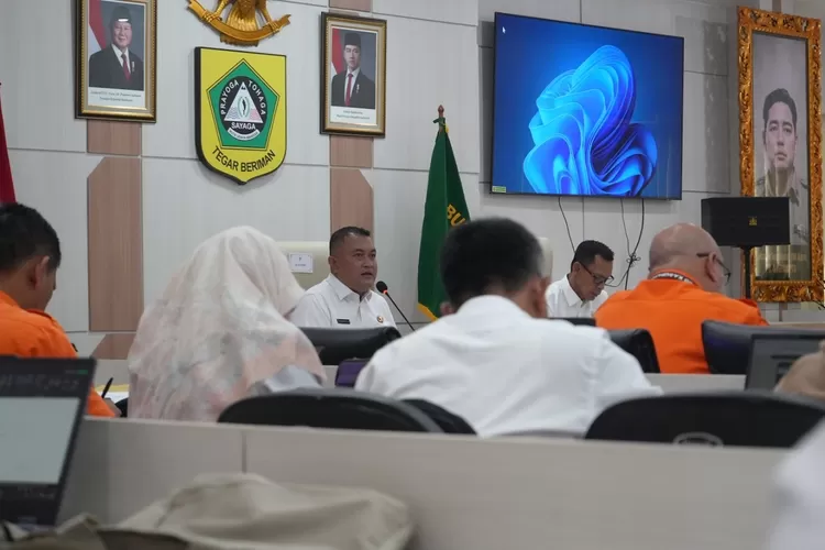 Bupati Rudy Susmanto memimpin rapat pembahasan kebijalakan APBD tahun 2025.