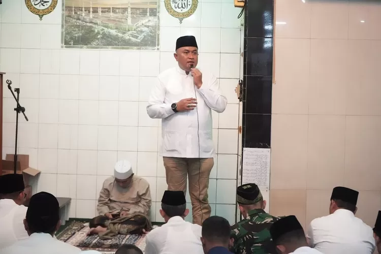 Bupati Bogor Rudy Susmanto memberikan sambutan saat tarling di Masjid Al Mansyur, Kelurahan Pabuaran Cibinong.