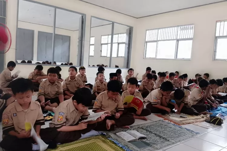 ILUSTRASI : Suasana pembelajaran pada MIN 1 Kota Depok, yang terletak di Ketapang Raya, Kelurahan Baktijaya, Kecamatan Sukmajaya. (ANDIKA EKA/RADAR DEPOK)