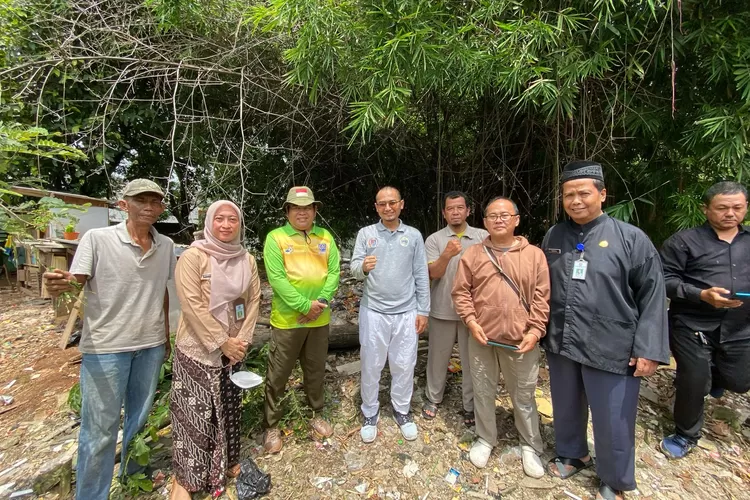 Foto bersama Ketua DPRD Kota Depok, Ade Supriyatna dan aparatur Kelurahan Curug usai melakukan peninjauan lokasi pembakaran sampah, di Jalan Gas Alam, RT5/5 Kelurahan Curug, Kecamatan Cimanggis. (ANDIKA EKA/RADAR DEPOK)