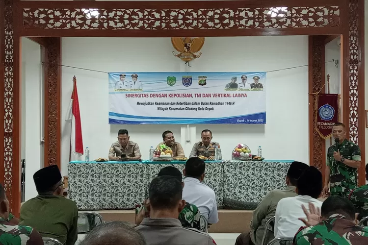 Suasana kegiatan Sinergitas Tiga Pilar Kecamatan Cildong, Camat Cilodong, Zainal Arifin, Kapolsek Sukmajaya, AKP Rizky Firmansyah Tantowiputra dan Danramil Sukmajaya, Mayor Inf Suyono di Aula Kecamatan Cilodong, Kota Depok, Jumat (14/3). (DOKUMEN KECAMATAN CILODONG)