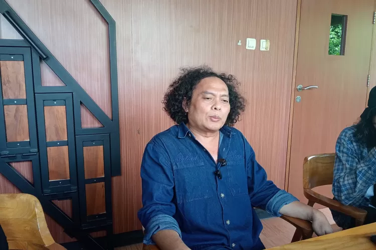 Suasana Presscon Deolipa Yumara di kediamannya, Kecamatan Sukmajaya, Kota Depok, Jumat (14/3). (AGNESYA WIANDA/RADAR DEPOK)