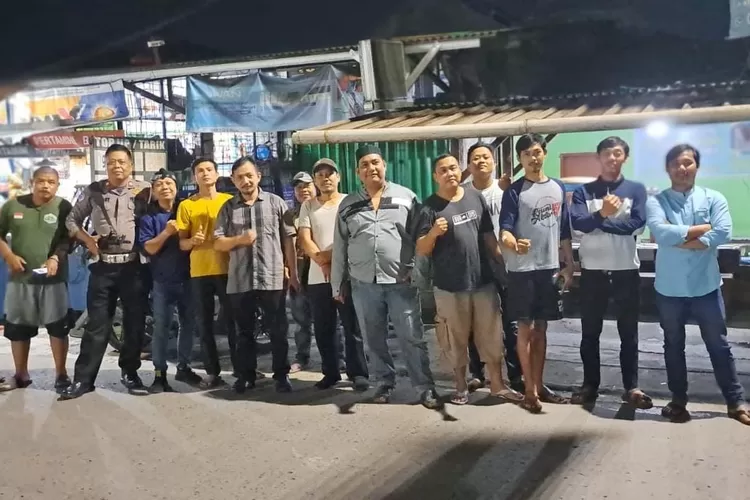 Aktivitas Pengurus lingkungan RW1 dalam siaga membubarkan tawuran di jalan raya Kelurahan Pondok Petir, Kecamatan Bojongsari, (14/3). (RISKY DWI LESTARI/RADAR DEPOK)