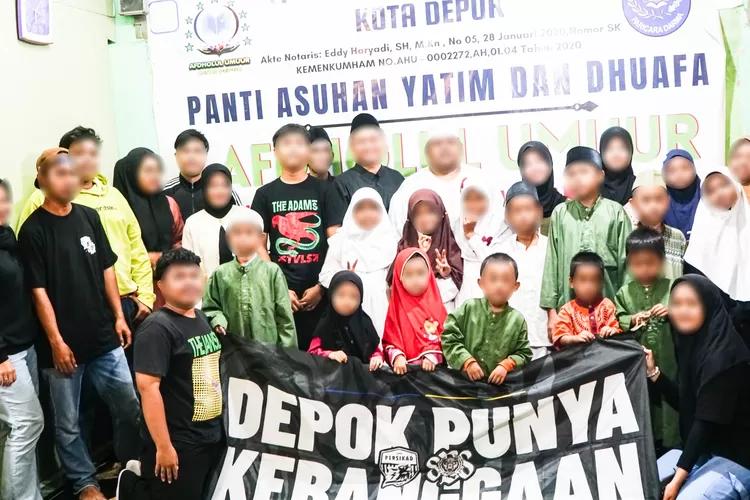Supporter Persikad 1999, Stella Blu Squadra saat memberikan santunan sekaligus buka puasa bersama di Yayasan Afdholul Umuur, Rangkapan Jaya Kota Depok.  (ARNETKELMANUTU/RADARDEPOK)