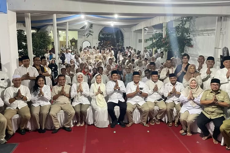 Ribuan kader Partai Gerindra Kota Depok, mulai dari pengurus kota (DPC), kecamatan (PAC), kelurahan (ranting), sampai sayap partai, tumpah ruah di kediaman Ketua DPC Partai Gerindra Kota Depok, Pradi Supriatna, Sabtu (15/3). Turut hadir Wakil Walikota Depok, Chandra Rahmansyah.  (RISKY DWI LESTARI/RADAR DEPOK)