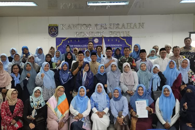 Aparatur Kelurahan Pondok Petir dalam kegiatan pengukuhan pengurus UMKM periode 2025-2028 di kantor kelurahan Pondok Petir, Kecamatan Bojongsari, Minggu (16/3). (RISKY DWI LESTARI/RADAR DEPOK)