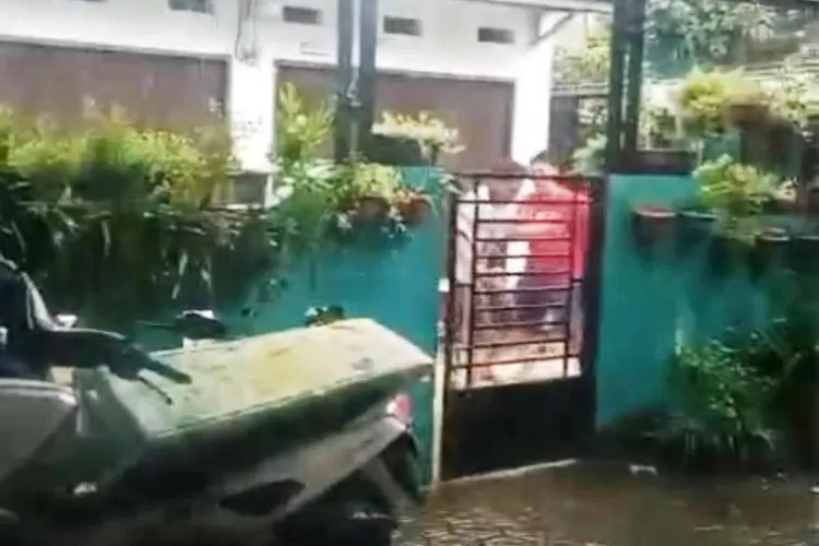 Insiden penganiayaan antar satu warga dengan warga lain dan korban aniaya, Senin (17/3). (RISKY DWI LESTARI/RADAR DEPOK)