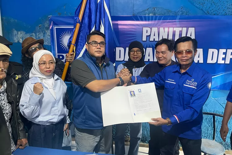 Mantan Sekretaris DLHK Kota Depok, Ridwan saat menyerahkan formulir pendaftaran Ketua DPD PAN Kota Depok kepada Ketua Steering Committee Musda, Iwan Adriansyah, Minggu (16/3). (GERARD SOEHARLY/RADAR DEPOK )