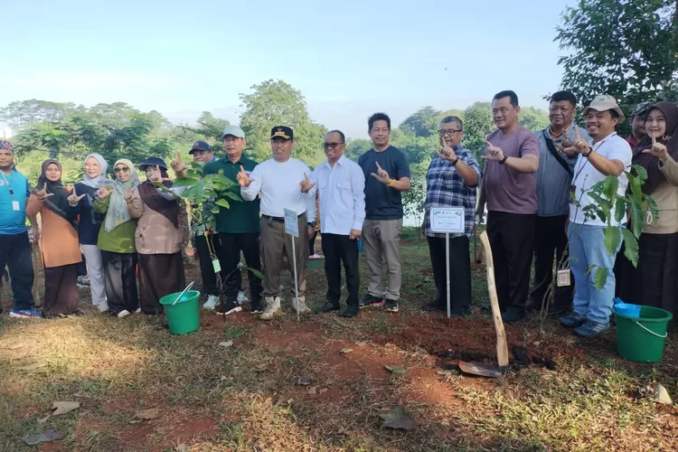 Walikota Depok, Supian Suri dan Rektor UIII, Jamhari Makruf foto bersama saat selesai penanaman pohon matoa di kampus UIII, Kelurahan Cisalak, Kecamatan Sukmajaya, Jumat (14/3). (AGNESYA WIANDA/RADAR DEPOK)