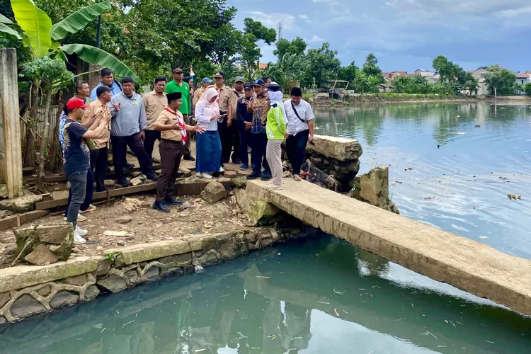 Lurah Tugu, Tri Sakti Anggoro saat menjelaskan keadaan Situ Pedongkelan kepada Wakli Walikota Depok, Chandra Rahmansyah, Kelurahan Tugu, Kecamatan Cimanggis, Jumat (14/3). (DOKUMEN KELURAHAN TUGU)
