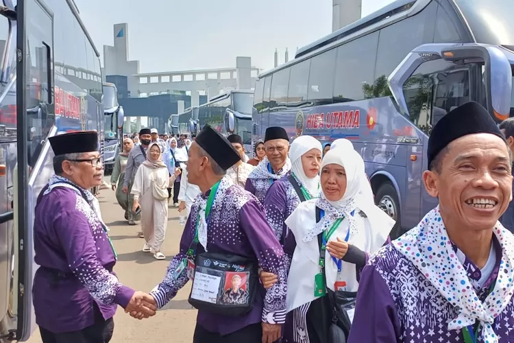 Pemberangkatan jemaah haji kloter Depok, di Kampus UII, 2025. ( ANDIKA EKA/RADAR DEPOK)