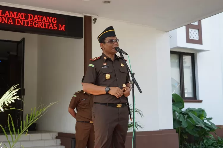 Mantan Kepala Kejari Depok, Yudi Triadi saat memberikan sambutan dalam apel di halaman Kantor Kejari Depok, beberapa waktu lalu. (DOKUMEN KEJARI DEPOK)