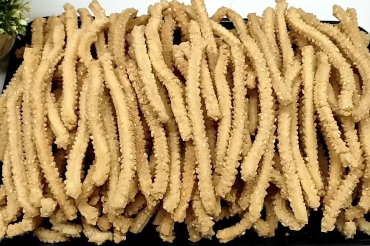 Kue akar kelapa yang renyah untuk cemilan lebaran (Tangkapan layar Youtube CR COOK)