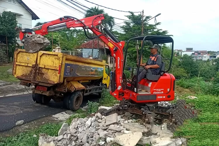 Pengangkatan material longsor menggunakan alat berat spider mini di Jalan Ngarai RT 4/7, Kelurahan Pasir Gunung Selatan, Kecamatan Cimanggis, Kota Depok. (DOKUMEN PEMKOT DEPOK)