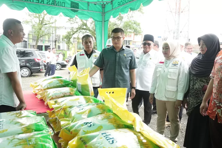 Ketua DPRD Kabupaten Bogor, Sastra Winara menanyakan harga jual bapok yang dijual dibazar bangan murah di Kecamatan Babakan Madang.