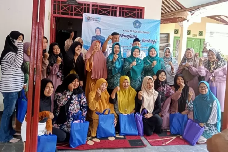 Ketua TP PKK Kota Depok, Siti Barkah Hasanah, bersama Camat Limo, Sudadih, dan Ketua TP PKK Kecamatan Limo, Esy Wahyuni Endang, mengadakan penyaluran Sembako Rakyat. (RADAR DEPOK)