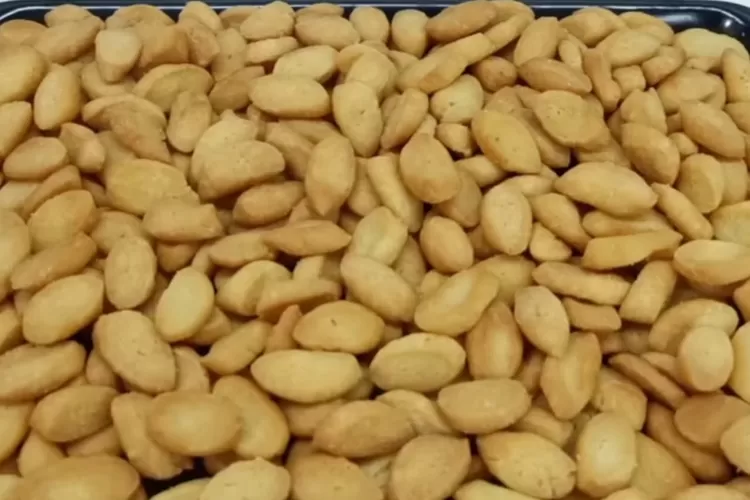 Biji ketapang untuk cemilan Lebaran (Tangkapan layar Youtube CR COOK)