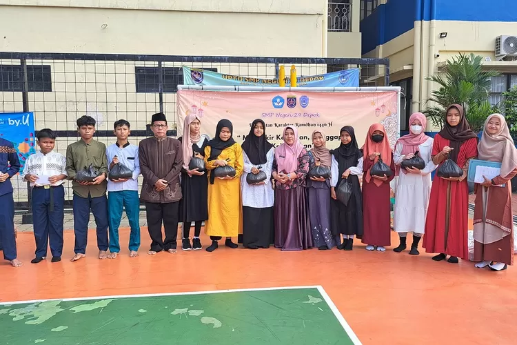 Pelaksanaan bansos dan penyerahan zakat di SMPN 29 Depok, yang terletak di Jalan Raya Cipayung, Kelurahan/Kecamatan Cipayung. (ANDIKA EKA/RADAR DEPOK)