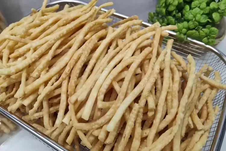 Renyah dan gurihnya stik keju ini untuk cemilan Lebaran (Tangkapan layar Youtube CR COOK)