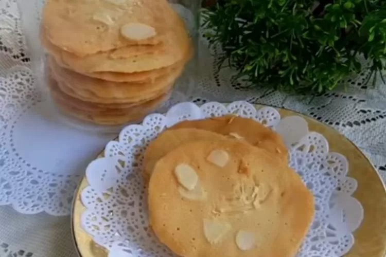 Almond crispy cookies dari sisa putih telur untuk cemilan Lebaran (Tangkapan layar Youtube atha naufal)
