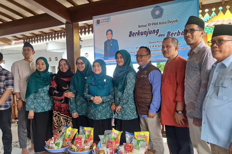 Aparatur kelurahan Duren Mekar dalam penyaluran bantuan Sera di kantor RW1 Kampung Desa Kelurahan Duren Mekar, Kecamatan Bojongsari, Depok, Jumat (21/3).  (RISKY DWI LESTARI/RADAR DEPOK)