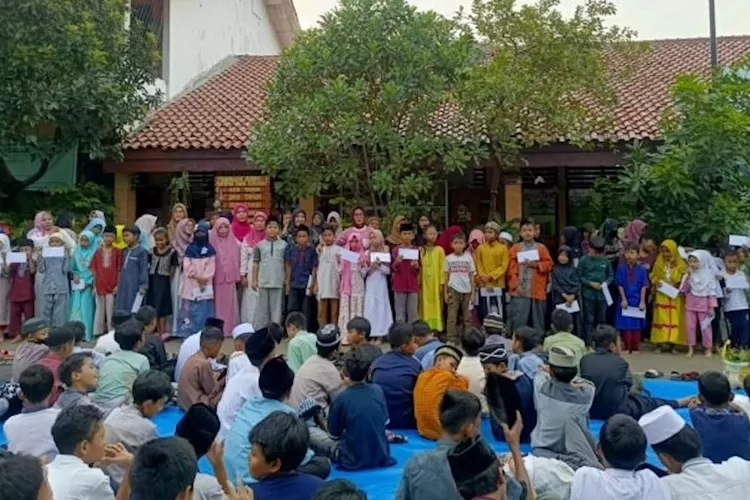 Foto bersama saat pembagian santunan kepada puluhan yatim duafa di SDN RRI Cisalak, Jalan Raya Bogor, Kelurahan Cisalak, Kecamatan Sukmajaya.