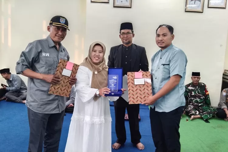 MENGHELAT : Aparatur kelurahan serua melangsungkan kegiatan buka bersama dan penyerahan SK di aula Kantor Kelurahan Serua, Kecamatan Bojongsari, (21/3) Sore.  (RISKY DWI LESTARI/RADAR DEPOK)