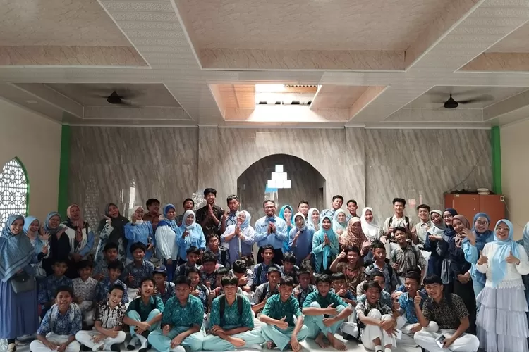 Kegiatan santunan yatim dhuafa SMPN 26 Depok, yang terletak di Musala Al Awwabin, Jalan Mangga, Kelurahan/ Kecamatan Beji.  (ANDIKA EKA MAULANA/RADAR DEPOK)