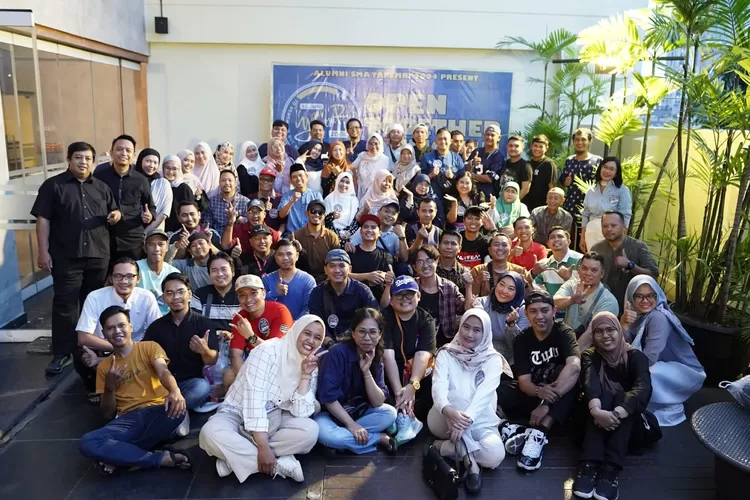 Alumni SMA Yapemri angkatan 2004 menggelar reuni satu angkatan yang berlangsung meriah, di area pool The Margo Hotel, Kota Depok, Sabtu (22/3). 