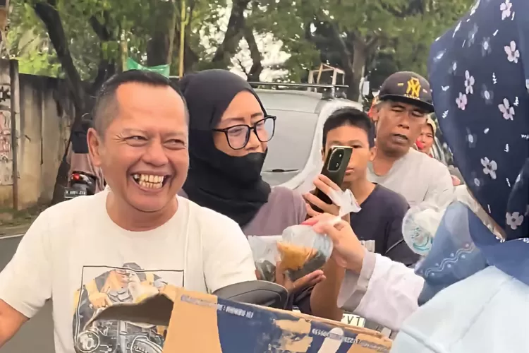 Alumni SMA IT Daarul Rahman angkatan ke 13 saat melakukan aksi berbagi takjil kepada masyarakat yang melintas di kawasan Telaga Golf Sawangan, Kecamatan Sawangan, Kota Depok, beberapa waktu lalu. (DOKUMEN ALUMNI SMAIT DAARUL RAHMAN)