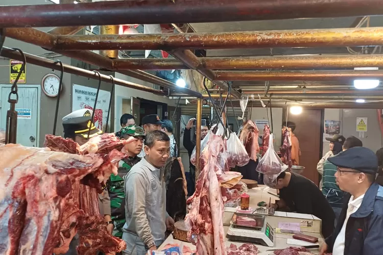 Pelaksaan pengecekan harga bahan pokok Pemkot di sejumlah pasar di Kota Depok. (ANDIKA EKA/RADAR DEPOK)