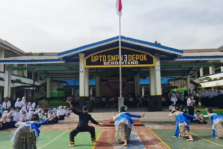 Salah satu kegiatan yang sedang diadakan di halaman SMPN 3 Depok yang terletak di Jalan Barito Raya, Kelurahan Baktijaya, Kecamatan Sukmajaya.